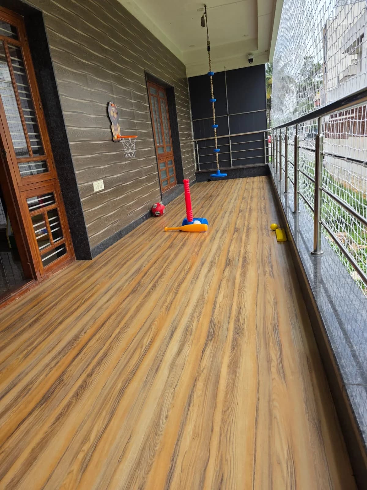 Balcony play area with basketball hoop at FlyHigh